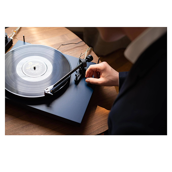 Pro-Ject Audio Systems Debut Carbon Evo Turntable 
